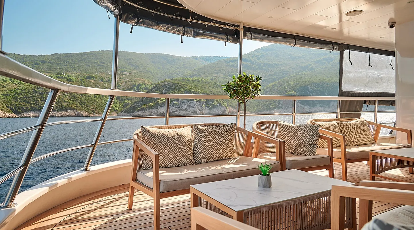 LUPUS MARE Lounge area