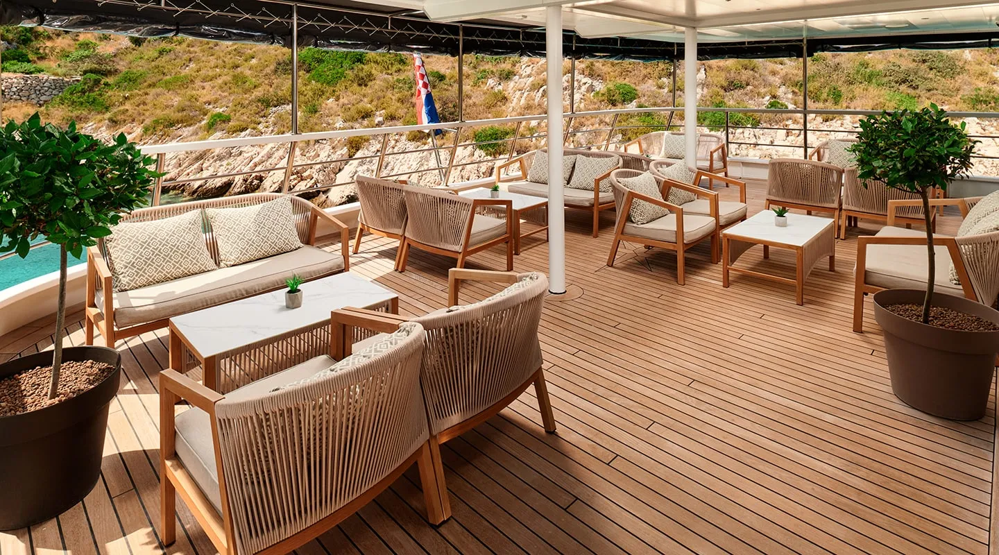 LUPUS MARE Lounge area