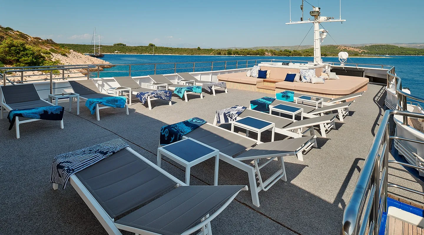LUPUS MARE Sun deck
