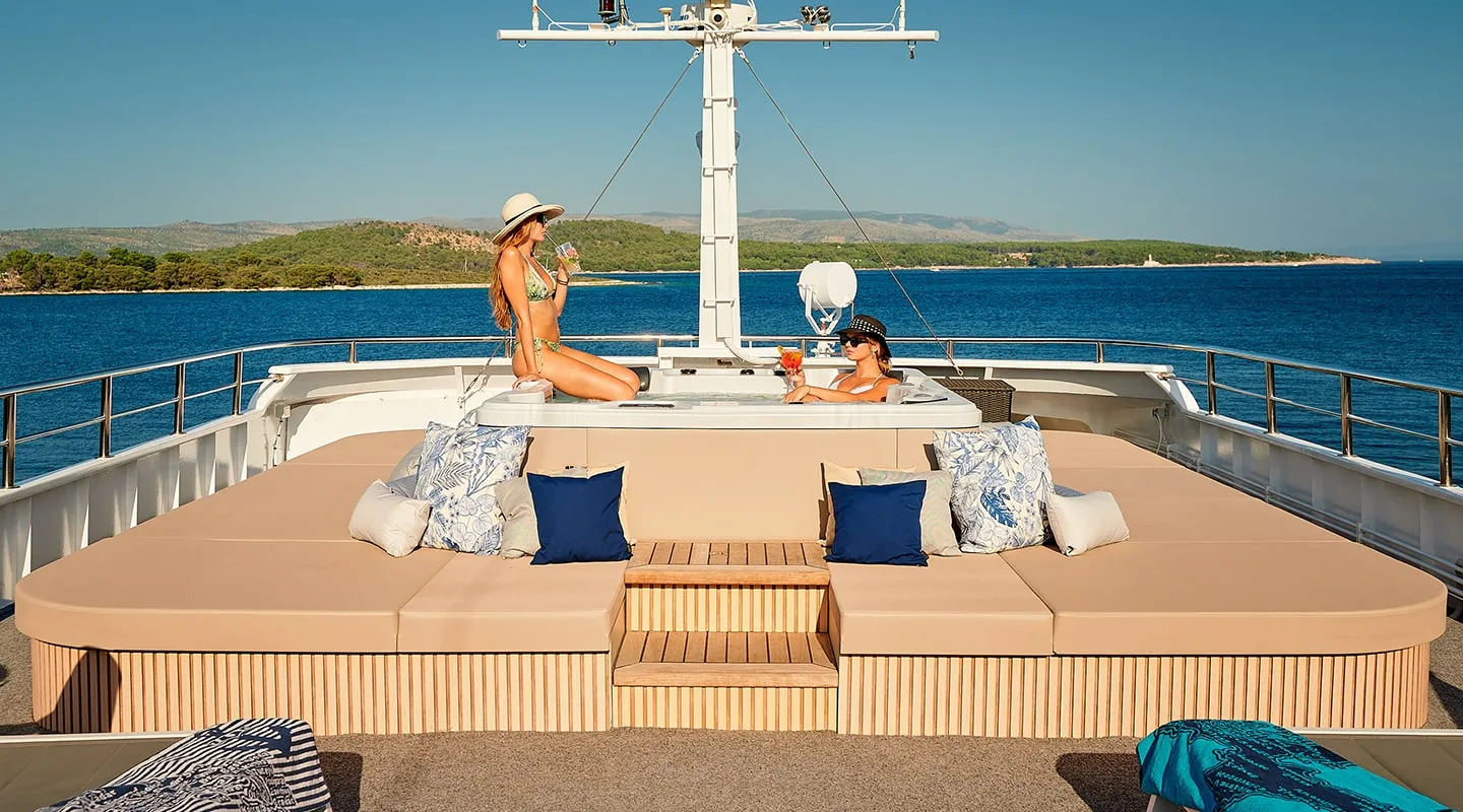 LUPUS MARE Sun deck