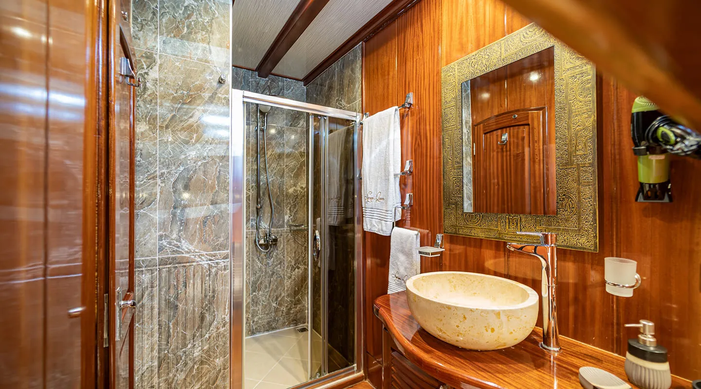 LYCIAN QUEEN Bathroom