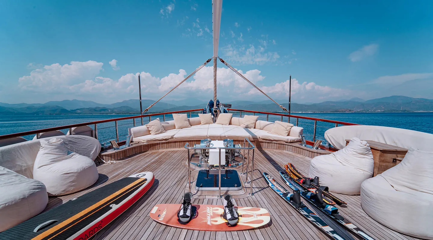 LYCIAN QUEEN Bow deck
