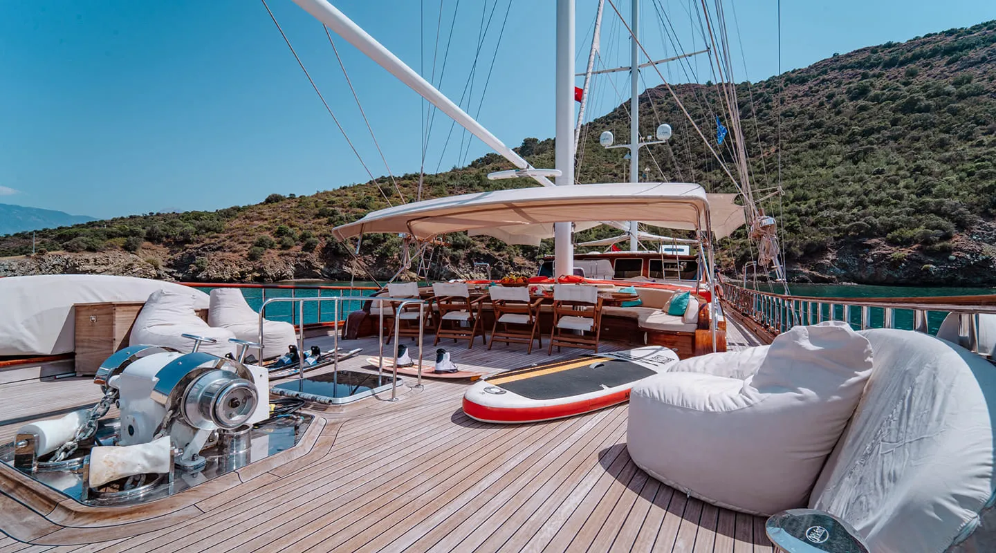 LYCIAN QUEEN Bow deck