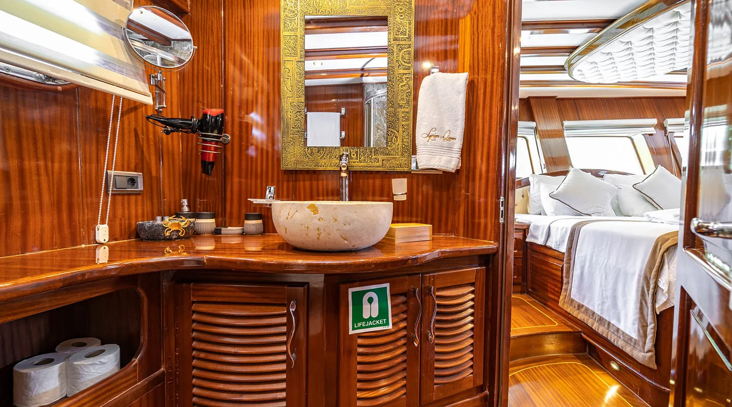 LYCIAN QUEEN Master cabin bathroom