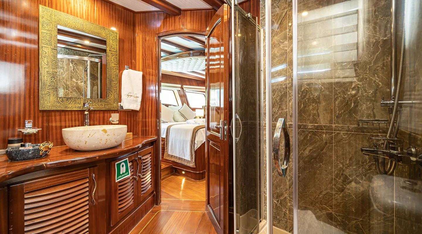 LYCIAN QUEEN Master cabin bathroom