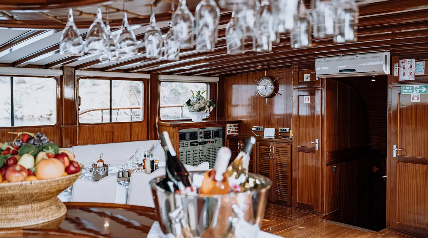 LYCIAN QUEEN Saloon