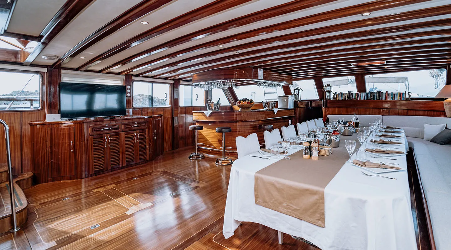 LYCIAN QUEEN Saloon