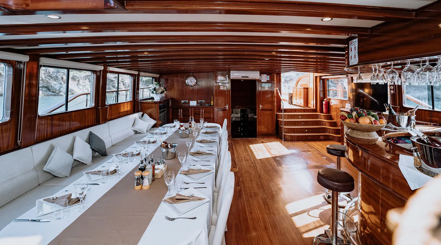 LYCIAN QUEEN Saloon