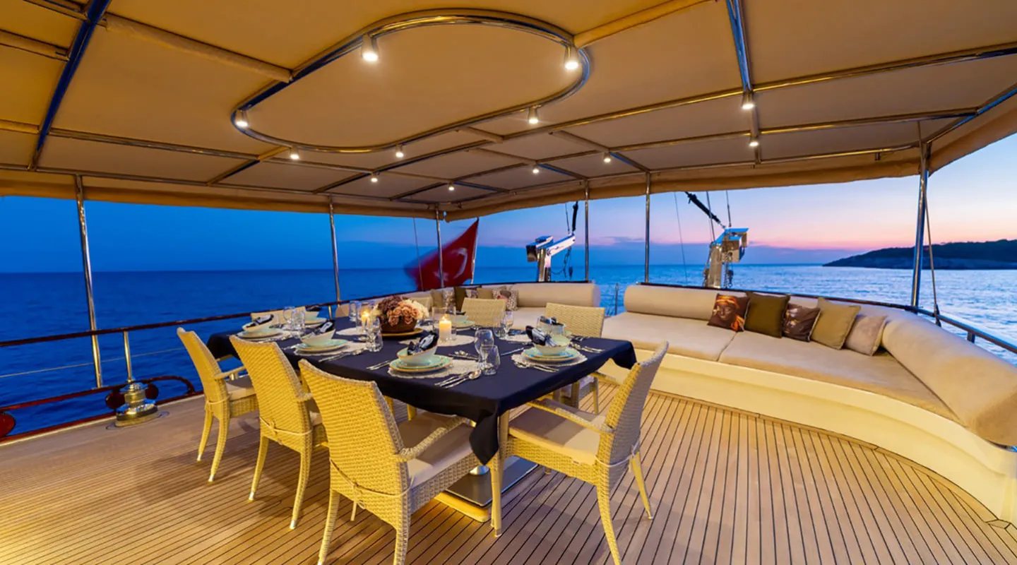 MEIN SCHATZ Aft deck
