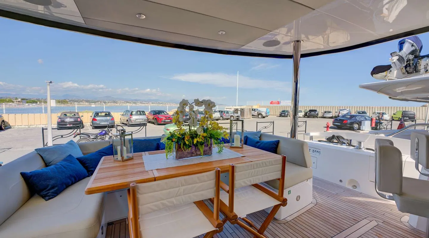 MIKEL ANGELO Aft deck