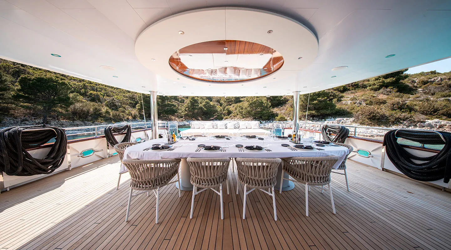 NOCTURNO Aft deck