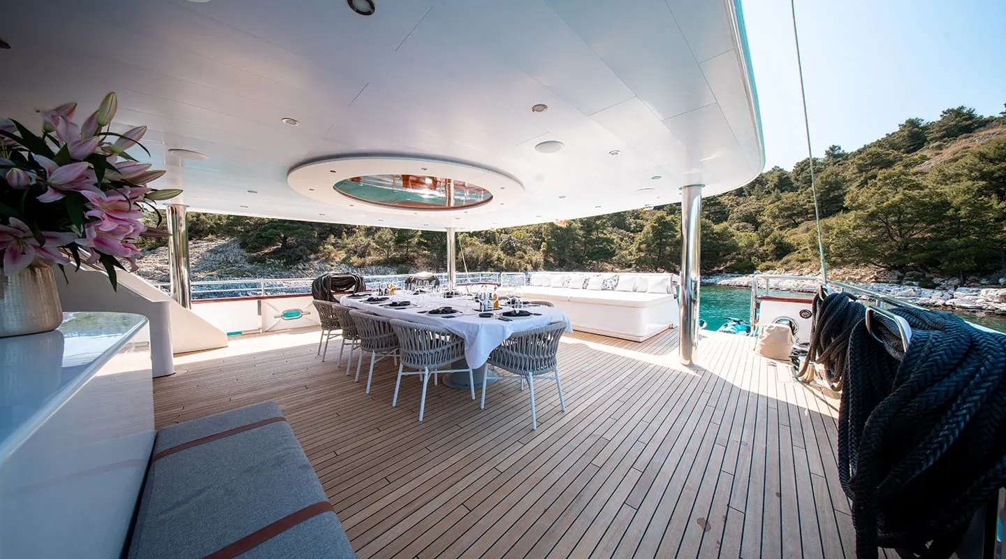 NOCTURNO Aft deck