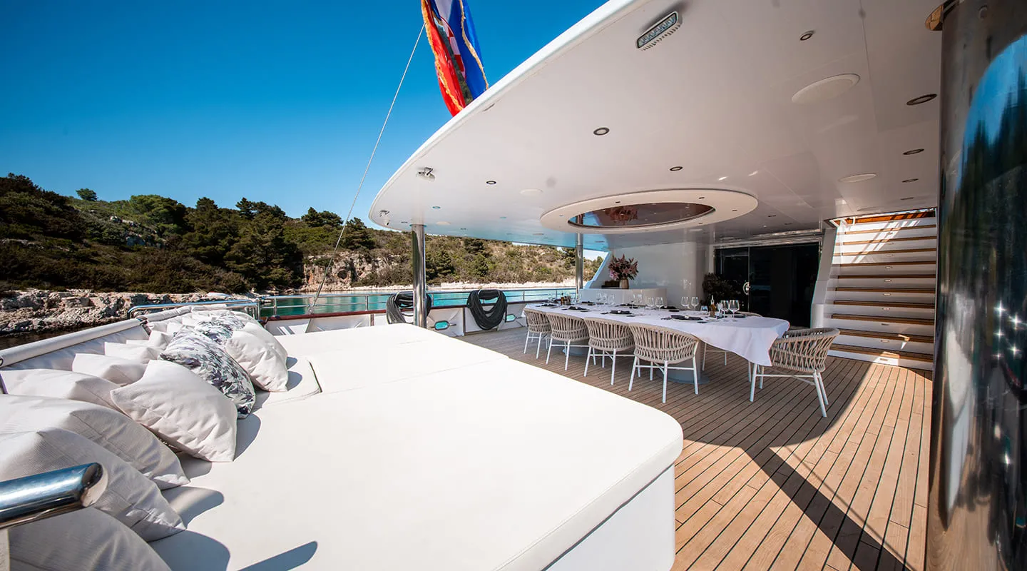 NOCTURNO Aft deck