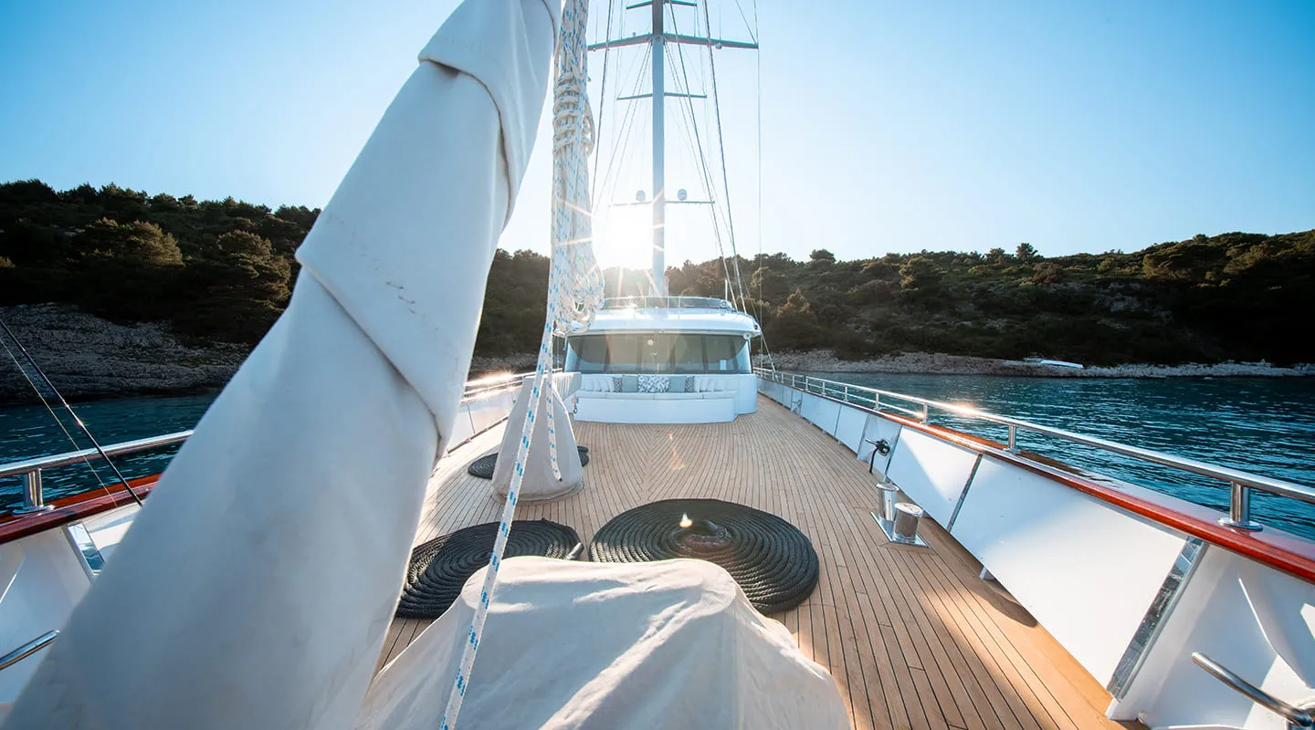NOCTURNO Bow deck
