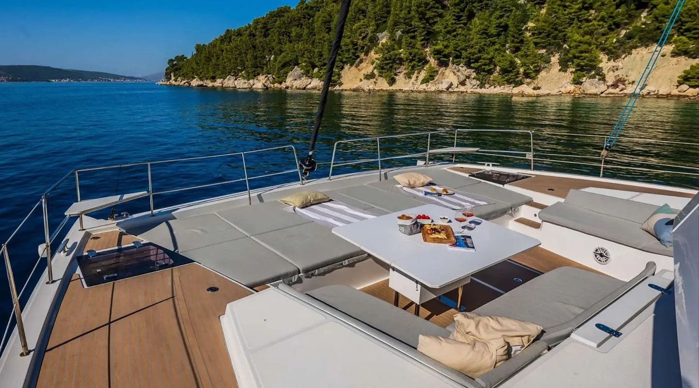 OCEAN LOUNGE Bow deck