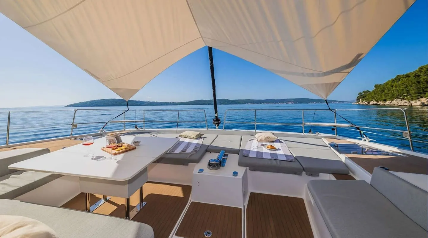 OCEAN LOUNGE Flybridge