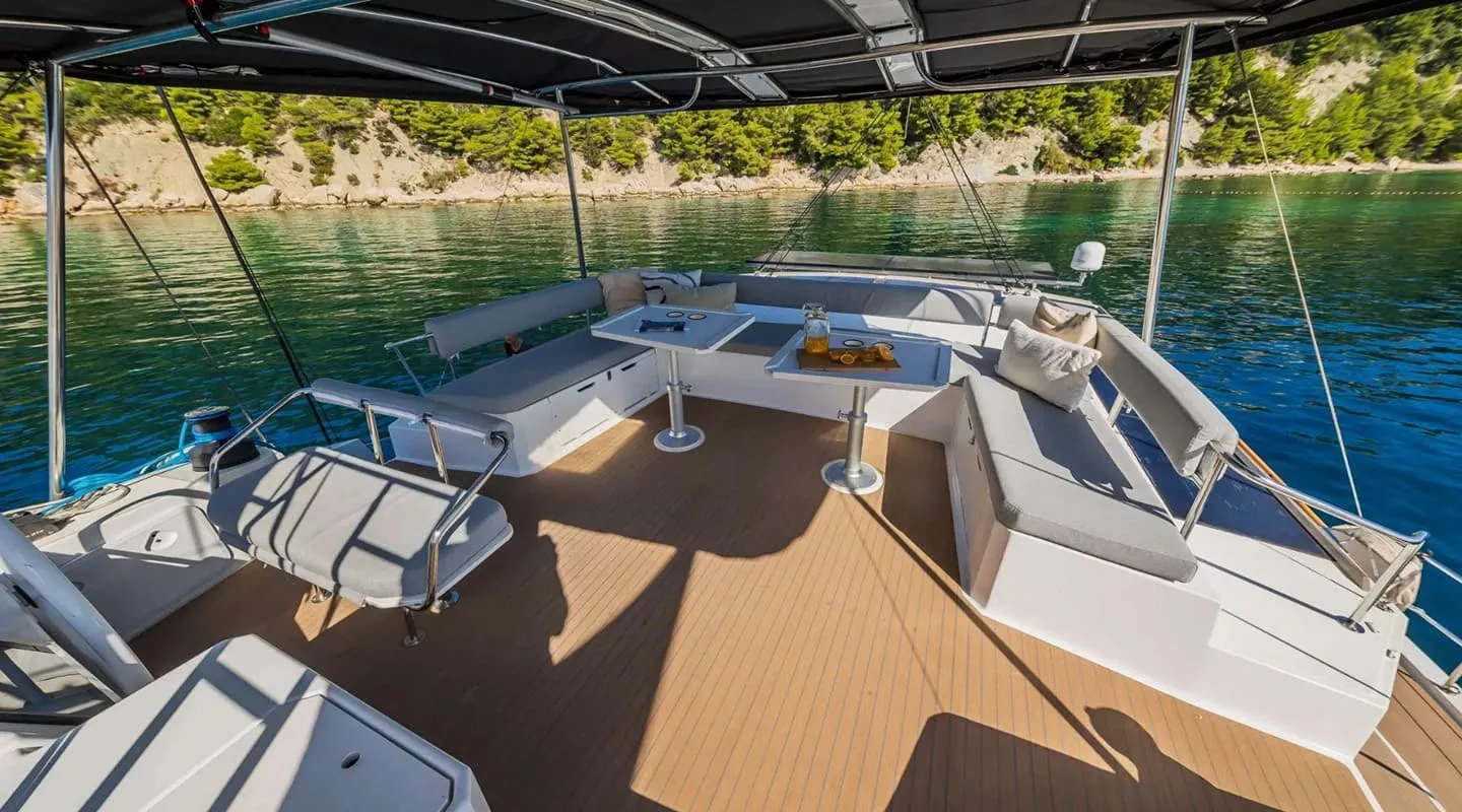 OCEAN LOUNGE Flybridge