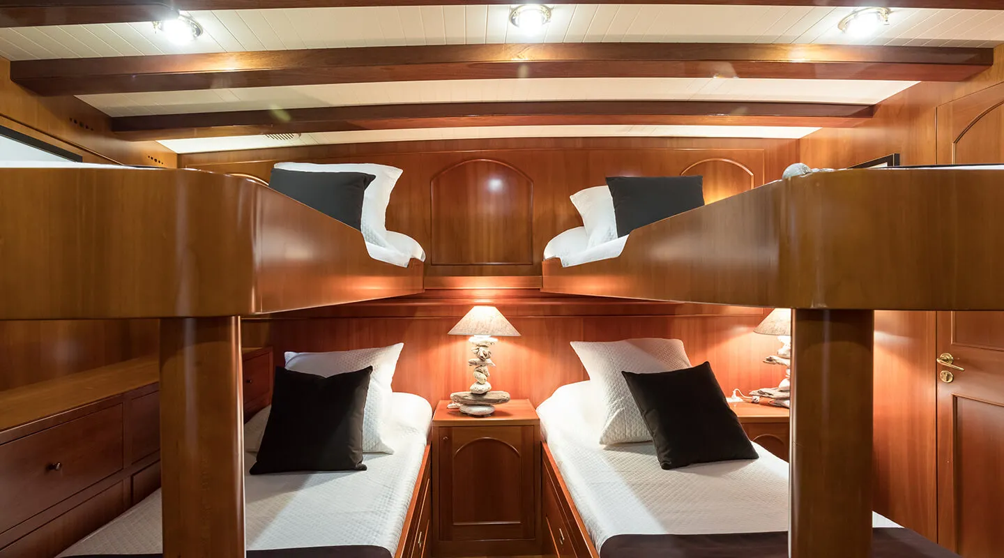 OVER THE RAINBOW Cabin with 4 single beds