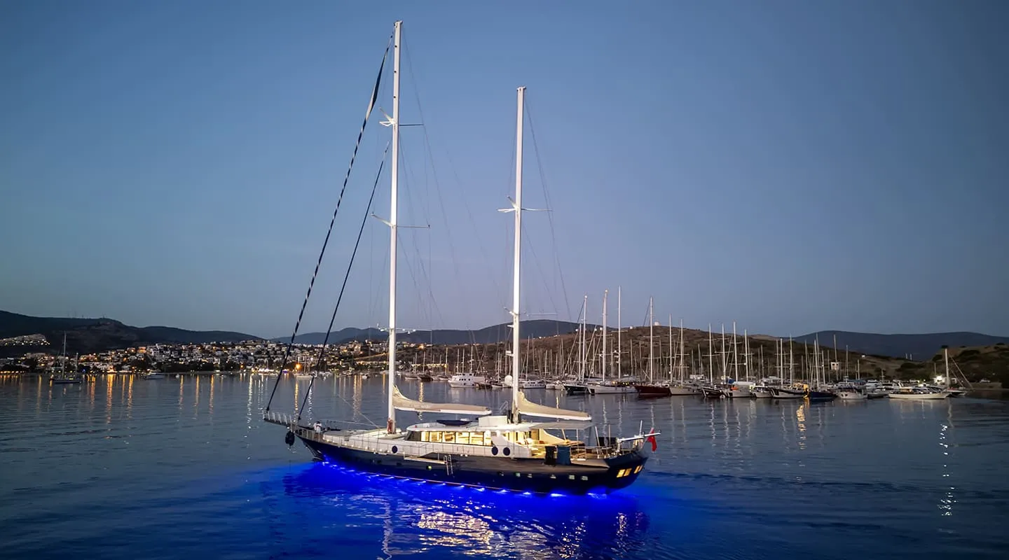 PERLA DEL MARE Anchored