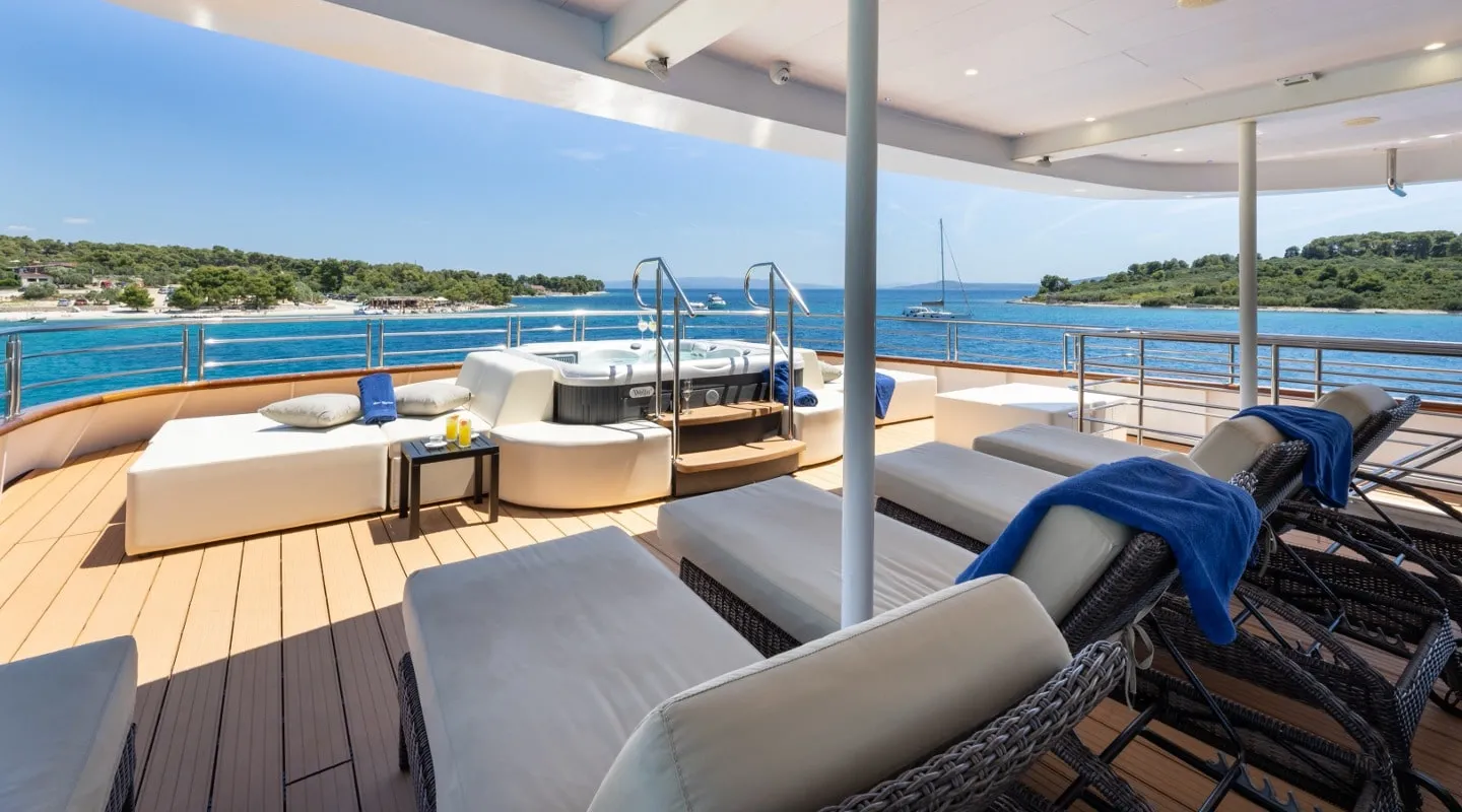 queen_eleganza_-_sundeck_2.jpg