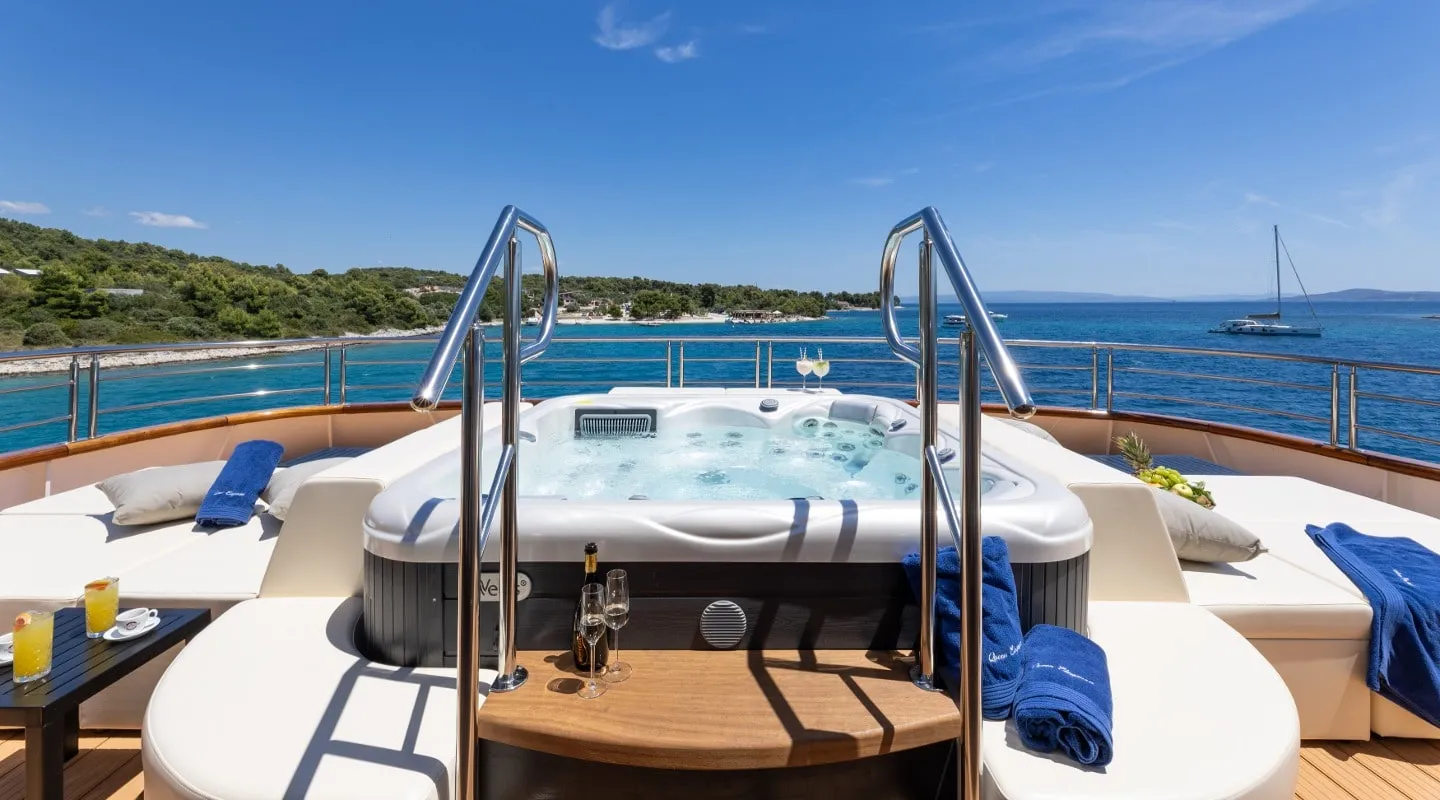 queen_eleganza_-_sundeck_3.jpg