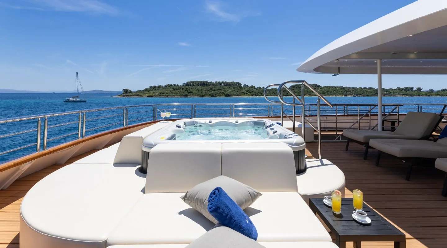 queen_eleganza_-_sundeck_4.jpg