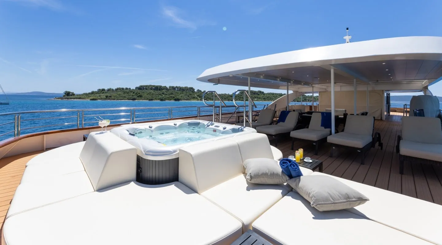 queen_eleganza_-_sundeck_5.jpg