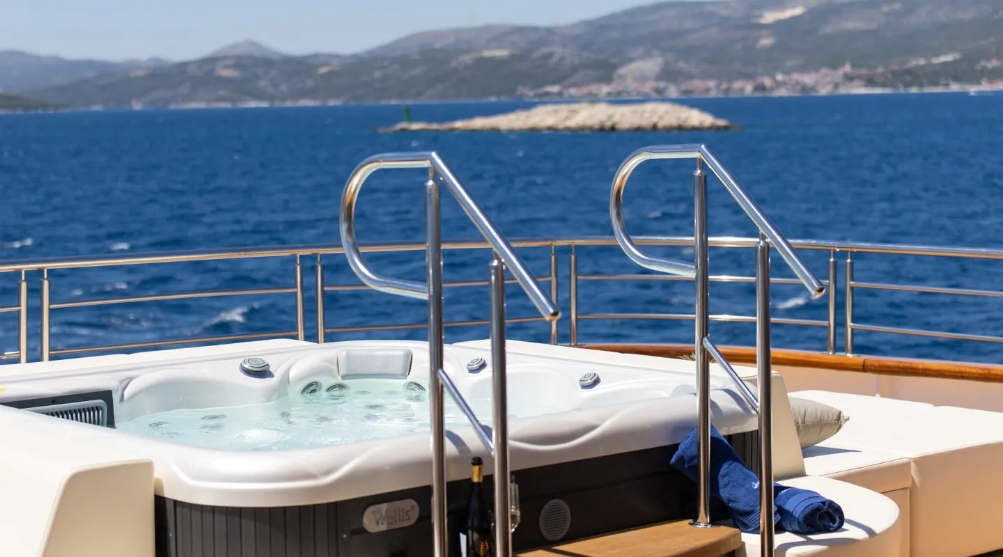 queen_eleganza_-_sundeck_6.jpg