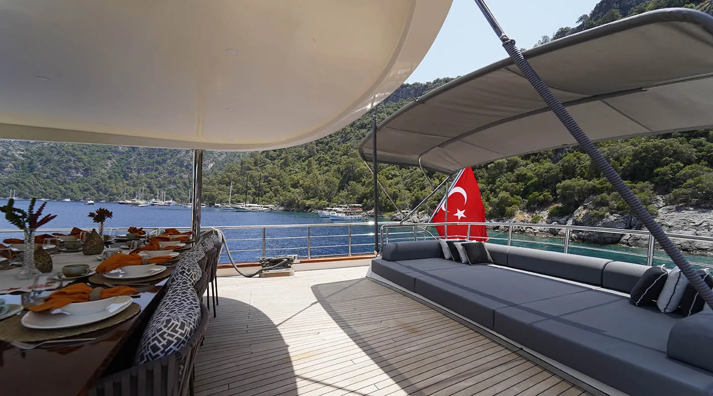 QUEEN OF MAKRI Aft deck