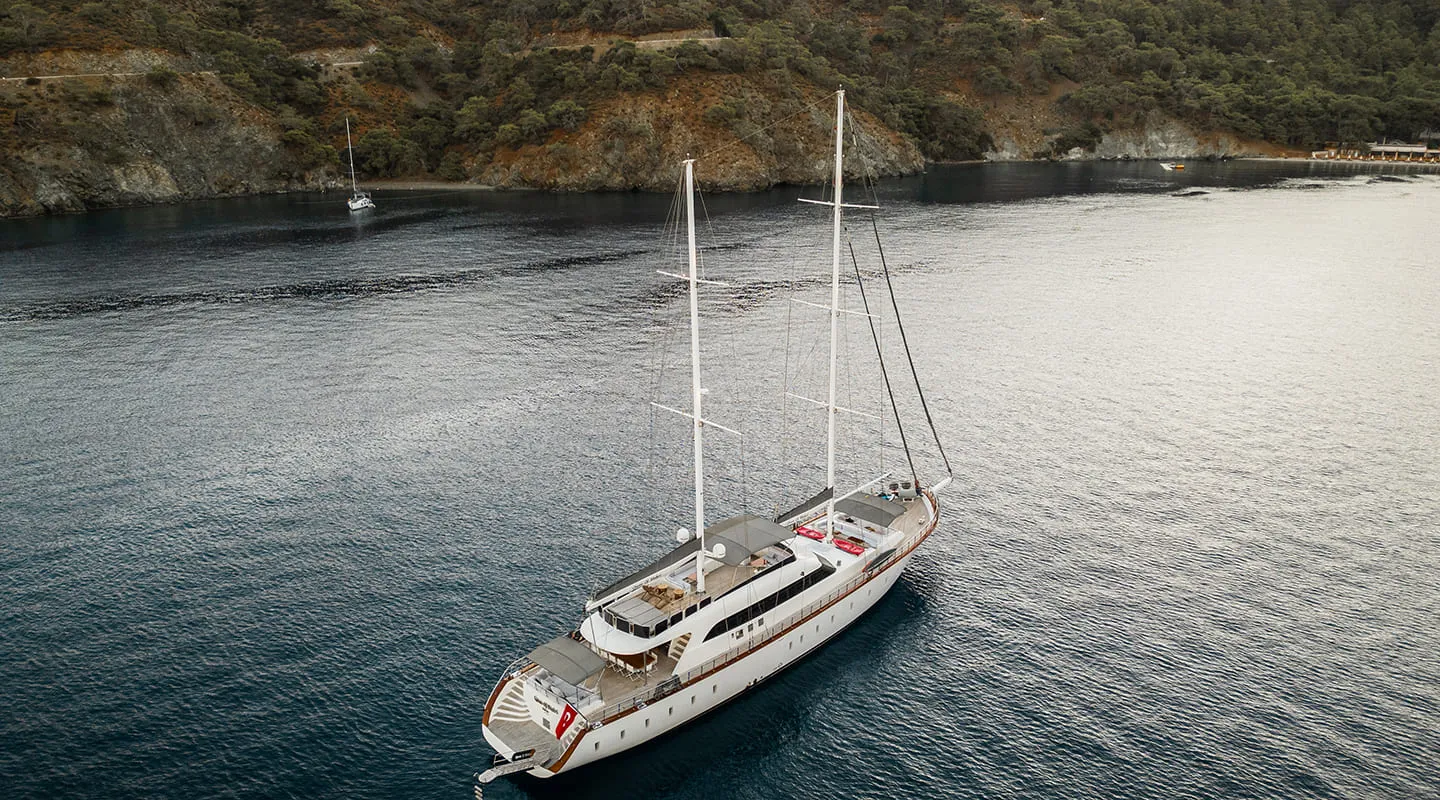 QUEEN OF MAKRI Anchored