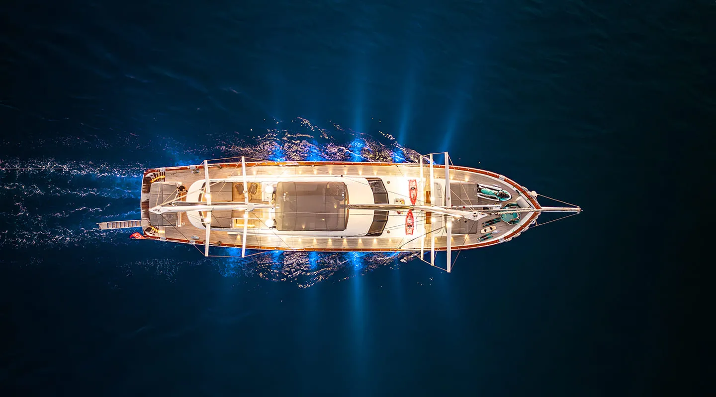 QUEEN OF MAKRI At night