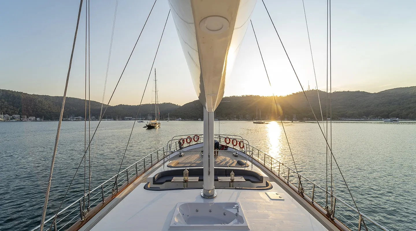 QUEEN OF MAKRI Sundeck