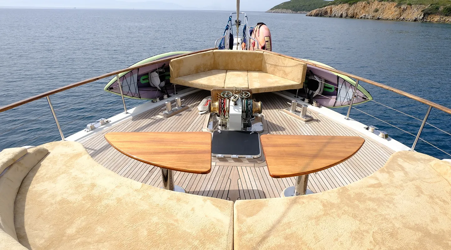 QUEEN OF SEA Bow deck