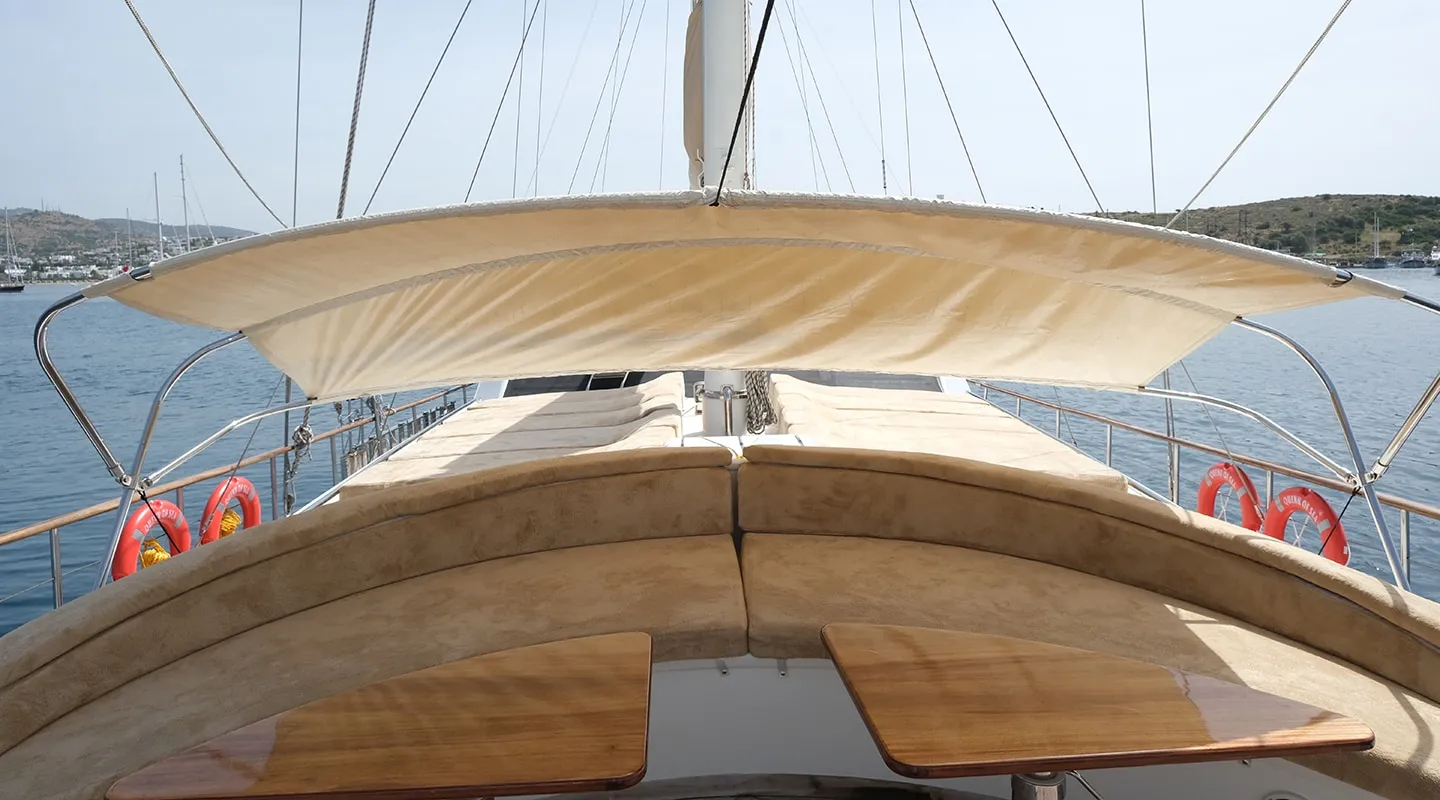 QUEEN OF SEA Bow deck