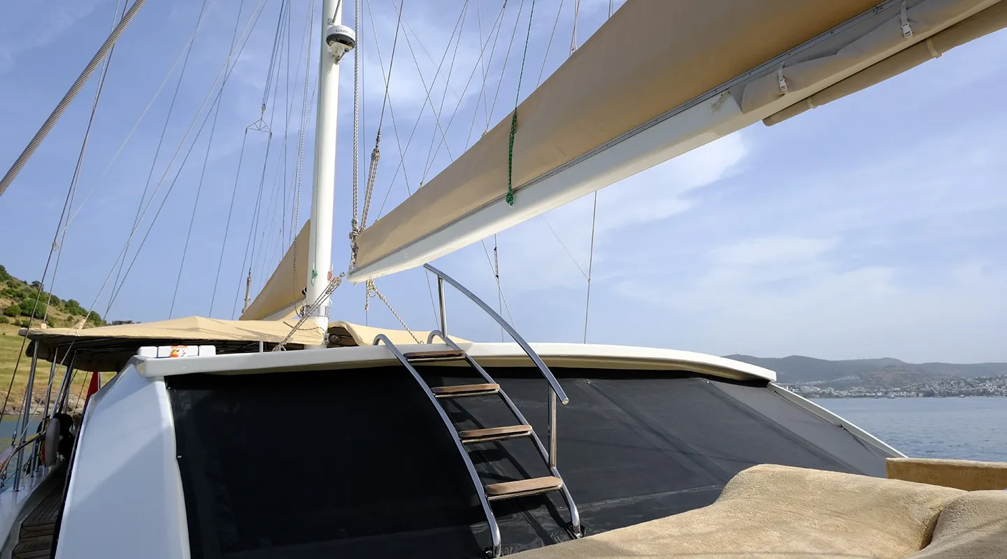 QUEEN OF SEA Sundeck