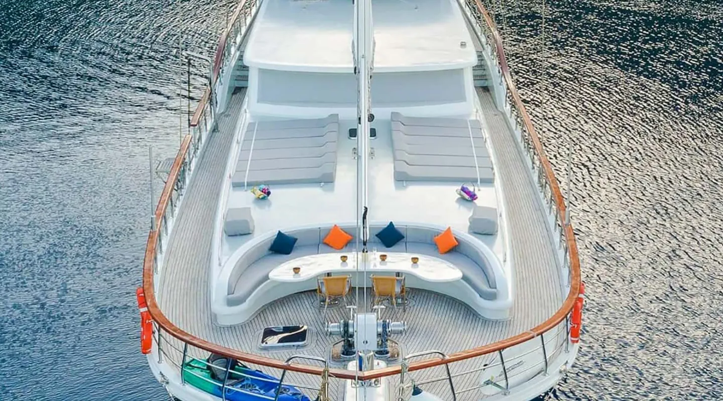 QUESTA VITA Bow deck