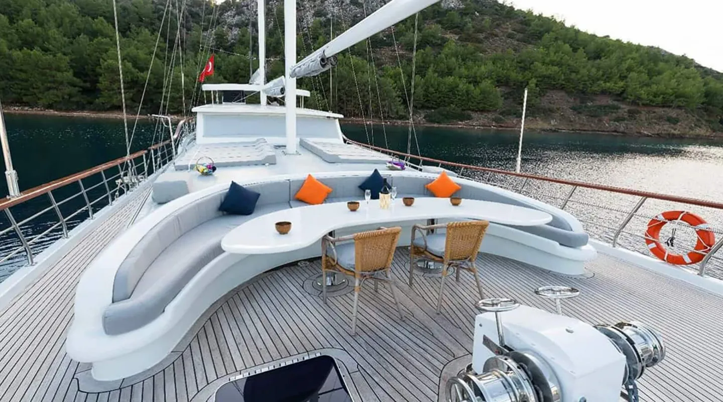 QUESTA VITA Bow deck