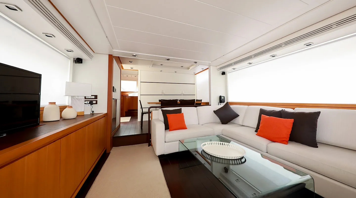 SERENITY III Saloon