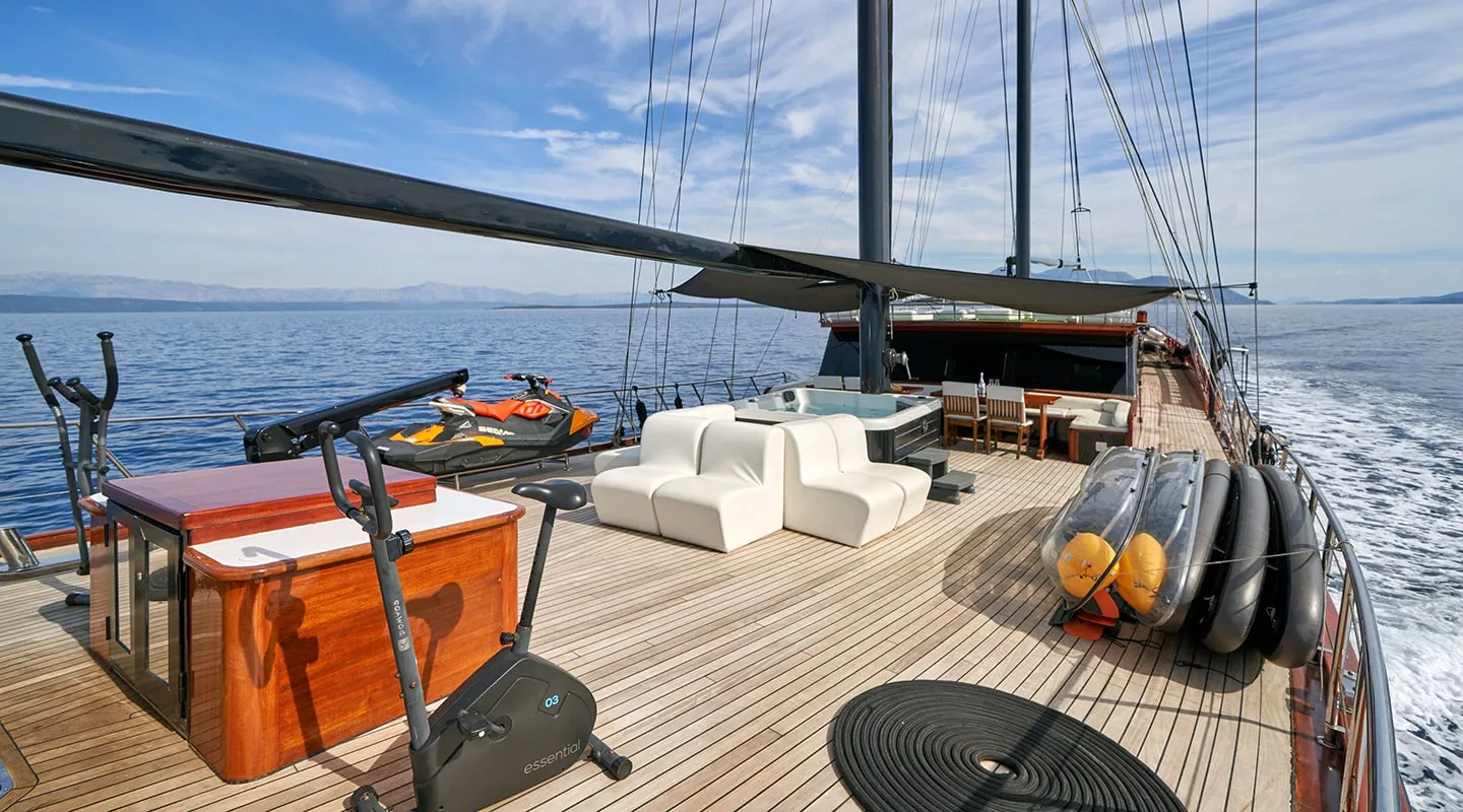 STELLA MARIS Bow deck