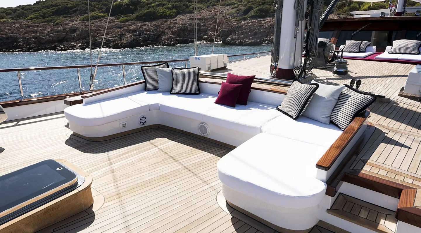 THAT'S AMORE Bow deck