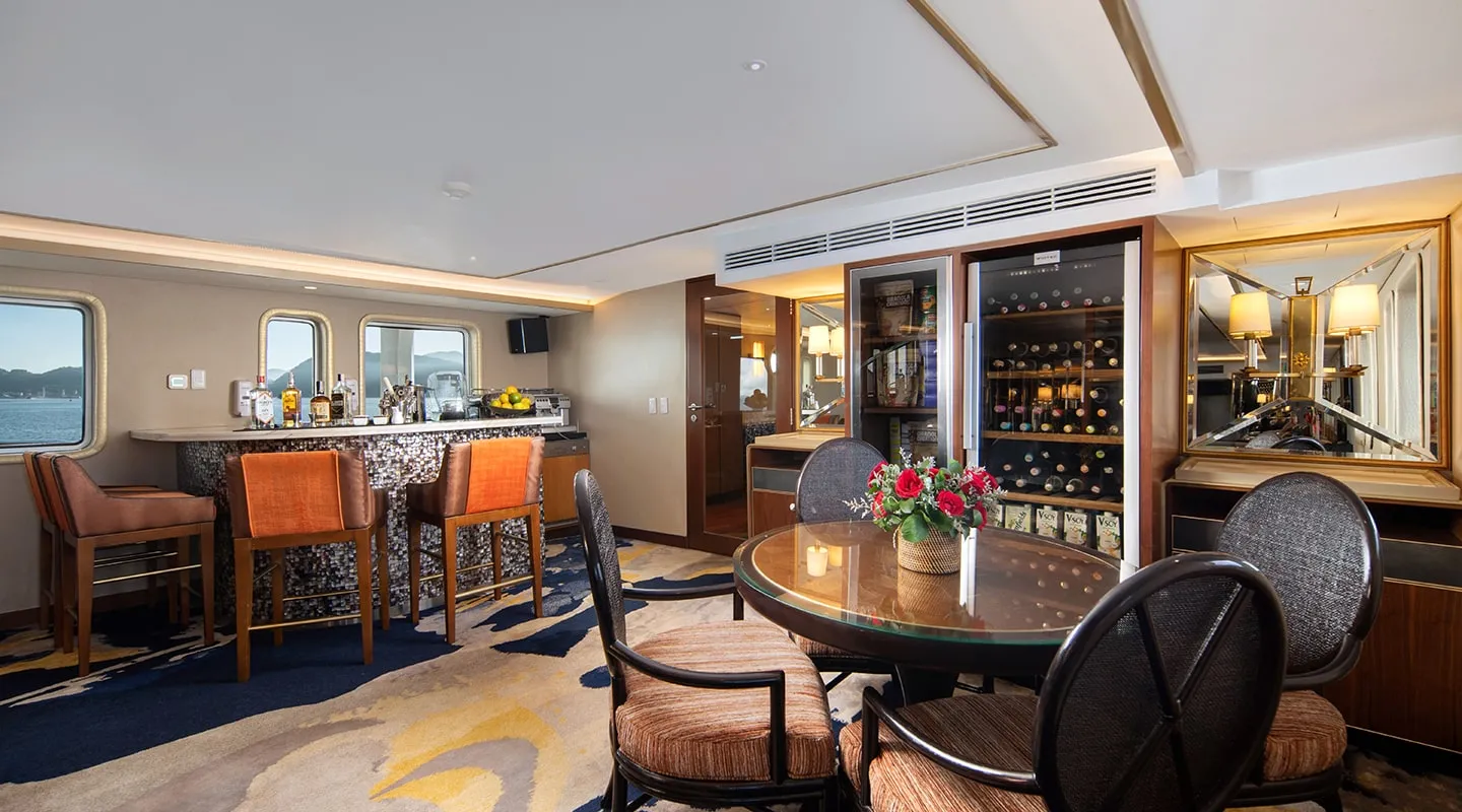 THE TRANS LUXURY YACHT Bar
