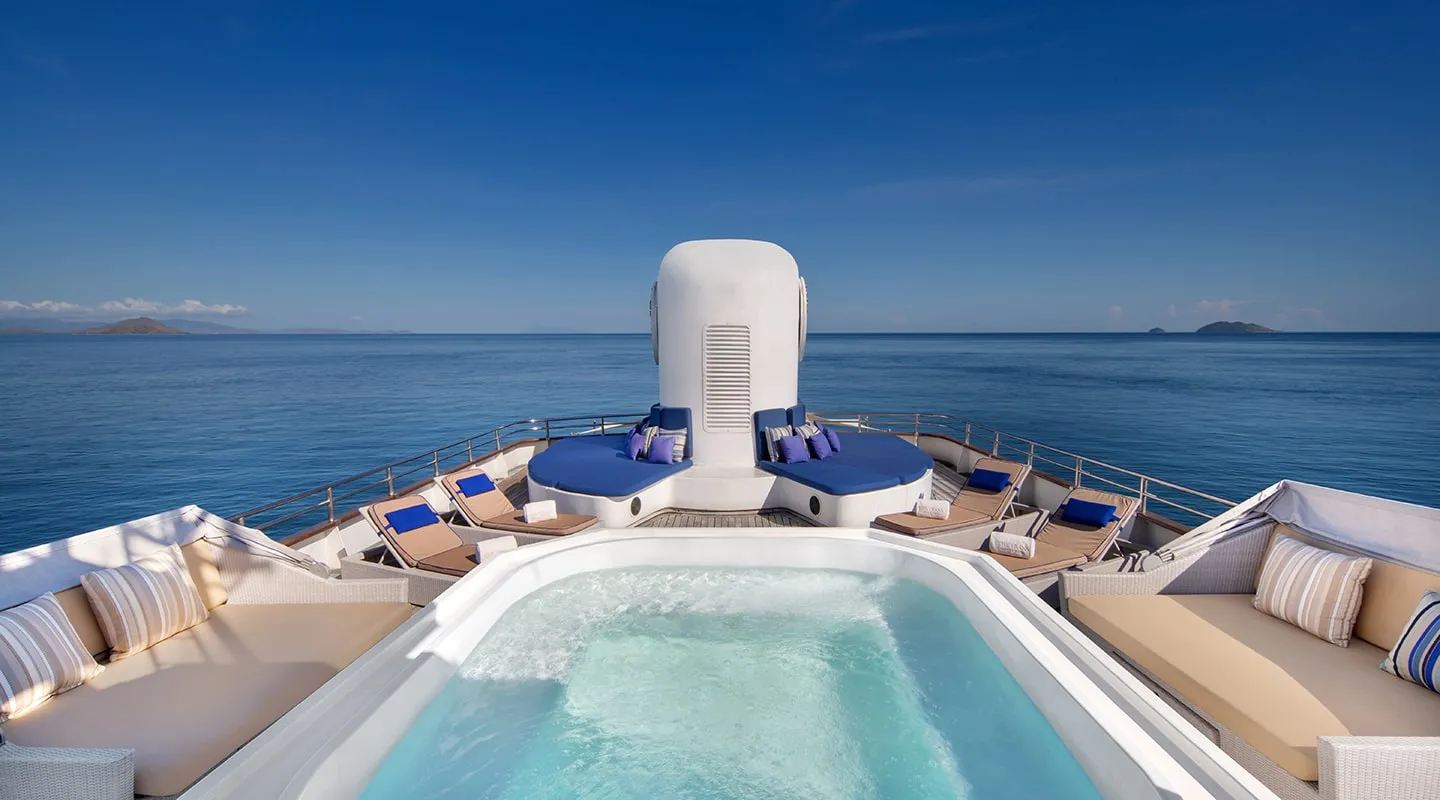 THE TRANS LUXURY YACHT Jacuzzi