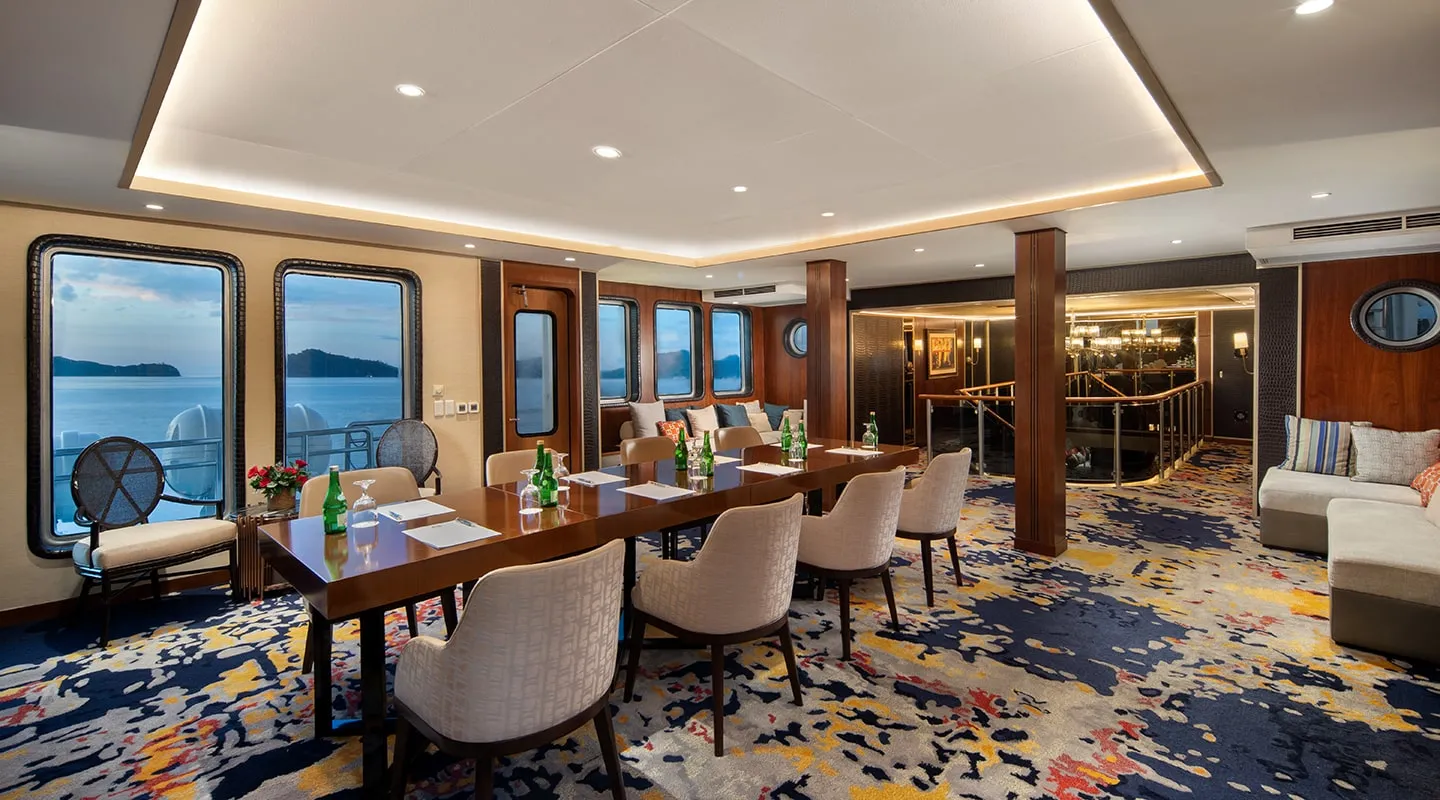 THE TRANS LUXURY YACHT Salon