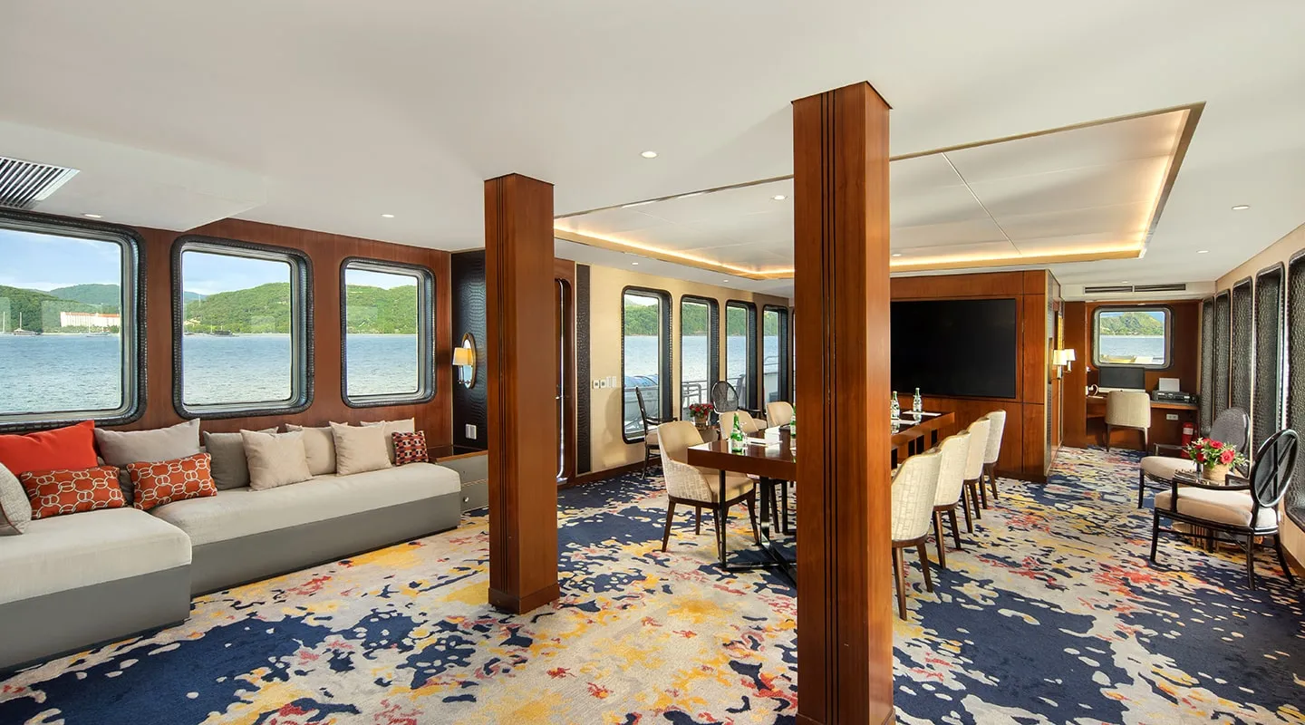 THE TRANS LUXURY YACHT Salon