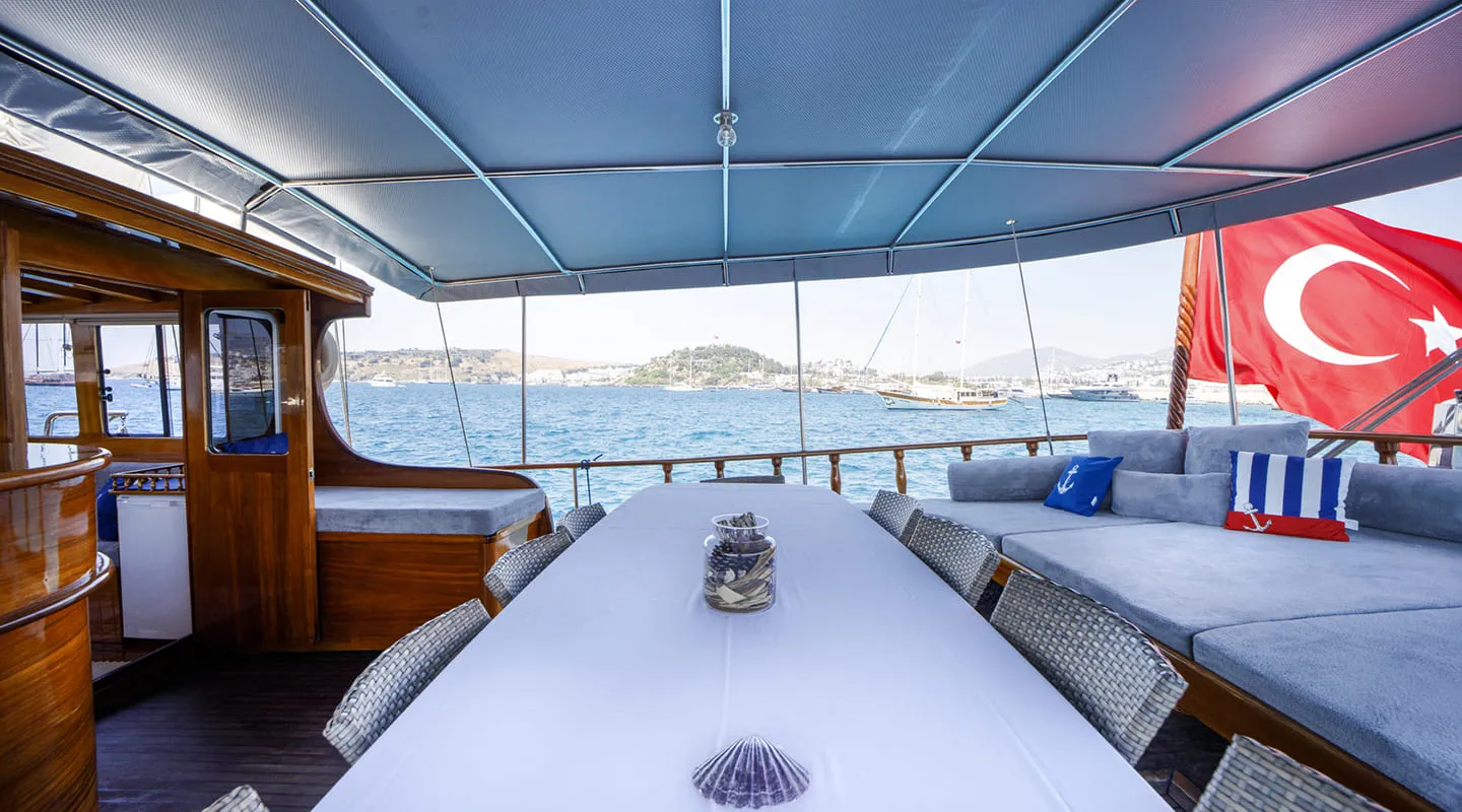 YA SELAM Aft deck