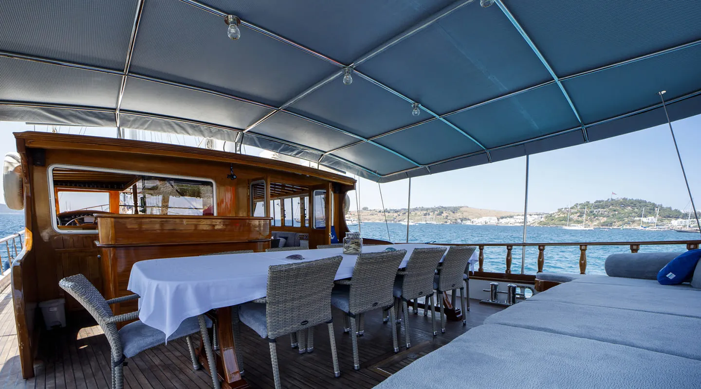 YA SELAM Aft deck