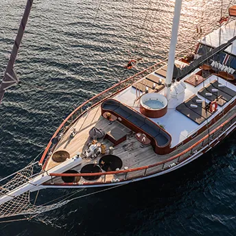 7 cabins & Lots of Deck Space