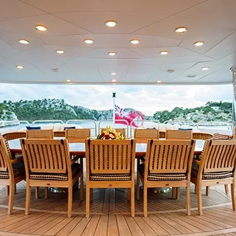 MUSTIQUE Aft deck