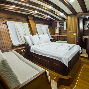 WICKED FELINA Master cabin