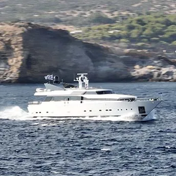 Rediscover Classic Elegance Aboard the Fully-Refitted MY BELLINI (2)
